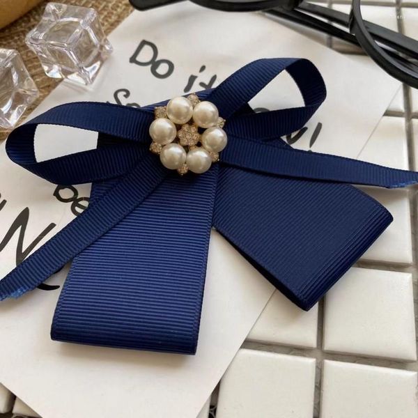 Pajaritas Corbata de perlas coreanas Pin de mujer Camisa Escote Collar decorativo Flor Estudiante Broche Azul marino Pajarita pequeña Regalo para mujeres