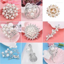 Bow Ties Luxury Flower Pearl -broche voor kledingpak Coat Chic Tie dames Alloem Rijnste juwelierspelden Bowtie Gift Corsage Accessoires