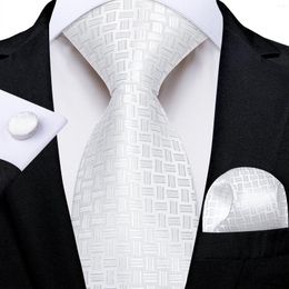 Cravates d'arc de luxe blanc solide soie à carreaux pour hommes 8cm largeur fête de mariage accessoires de marié cravate mouchoir boutons de manchette cadeau