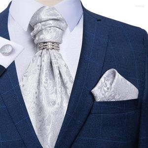 Strikjes Mannen Luxe Zilveren Paisley Zijden Ascot Stropdas Set Bruiloft Das Zakdoek Manchetknopen Stropdas Ring Sets DiBanGu Fred22297S