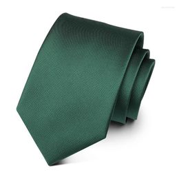 Bow Ties pour hommes de haute qualité de haute qualité Couleur solide 9 cm de large pour les hommes costume de commerce de travail Necclue Groom Wedding Neck Christmas Gift