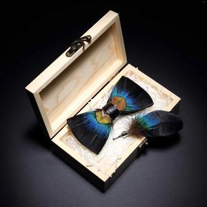 Bow Ties Rboco2024 Originele ontwerp Feather Bowtie Exquise Handmade Handmade Heren Tie Broche Pin Houten Gift Set voor mannen Wedding