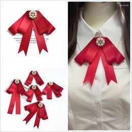 Pajaritas Cinta roja Rhinestone Perla Corbata Broche Traje de mujer coreana Camisa Suéter Collar Flor Joyería hecha a mano Pines Regalos para mujeres