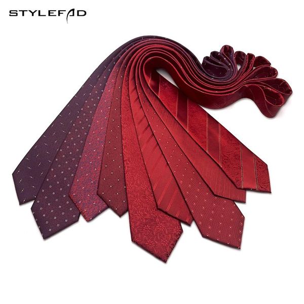 Pajaritas Corbata de boda roja Novio de los hombres Vestido formal Traje de negocios a rayas Accesorios Disparos Vino Mano