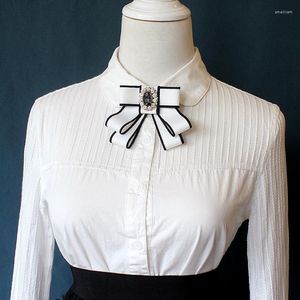 Bow Ties Ribbon Crystal Pearls Tie Broche pour femmes chemises Coldie Pin Girls Suits Bowtie Business Vêtements Colliers Accessoires 2391