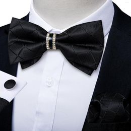 Bow Ties Solid Black Pre-Tied Bowtie met Diamond Half Ring Decor Fashion Packen Pocket Square manchetingen Set Business Party Men's Luxury Tie