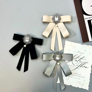 Bow Ties Vintage Pearl Rimestones Bowtie Femme's Coréen Suisse Chemise Accessoires Collier épingles de fleurs
