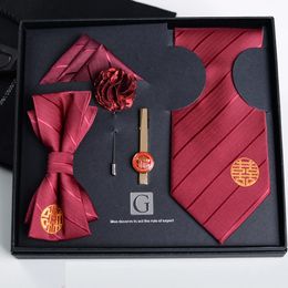 Bow Ties Tie de mariage set pour hommes 8 cm de robe de fête formelle rouge Coldage Colche Bowtie Corsage Square et liens Clip Gift pour hommes avec boîte 231013