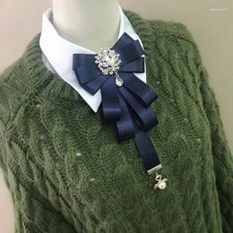Bow Ties Brooch Trioch Tie Crystal Pearl Ribbon Fashion Korean British College Style Shirt accessoires Collier Fleurs Collier Gift Fomen