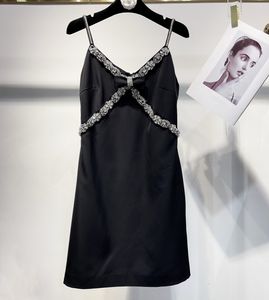 Correa de cuello en V de arco con cuentas de diamantes de imitación, vestido de línea A de cintura para mujeres, moda francesa de alta gama 2024 Women's Clothing