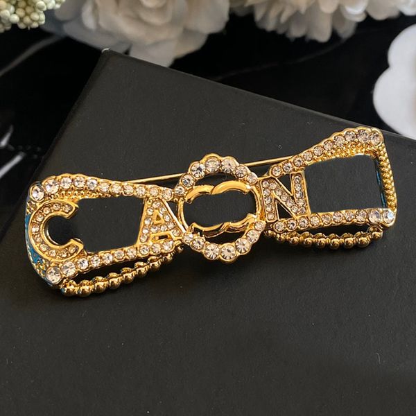 Bowknot Designer Broche Broches Broche Hommes Femmes Haute Qualité Plaqué Or 18 Carats Inlay Cristal Marque Lettre Bijoux Broches De Noce Vêtements Accessoires Cadeaux