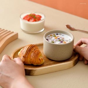 Tazones de copa de cerámica y platillo de desayuno con una cuchara con la ensalada creativa de frutas de vidrio postre de té pequeño plato de pan de té de la tarde