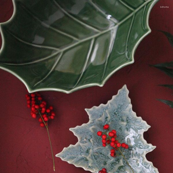 Cuencos Chubby Meijia Orden de exportación Diseño navideño Hollyberry Plato de tazón de cerámica bajo vidriado pintado a mano