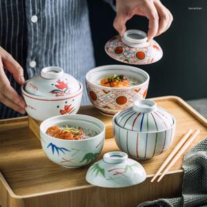Bols bol en céramique domestique avec couverture de soupe japonaise nouilles instantanées oeuf cuit à la vapeur sur le ragoût d'eau