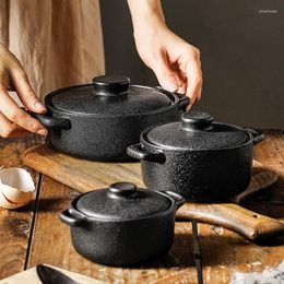 Kommen imitatie gietijzer twee oren keramische kom met deksel eenvoudige retro zwarte oven bakken en stomende eiersalade