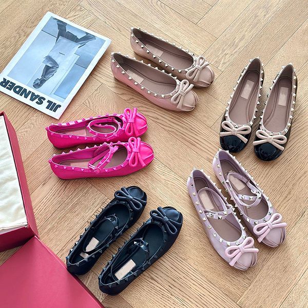 Bowtie Rivet Ballet en cuir verni Bout rond chaussures plates Designers de luxe pour femmes Chaussures habillées décontractées Chaussures d'usine de haute qualité Taille 35-40