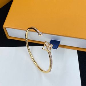 Boîte avec des bracelets de créateurs de qualité diamant en acier inoxydable bracelet de fleur d'or bijoux de mode femmes mois copines marque bracelets 1 s