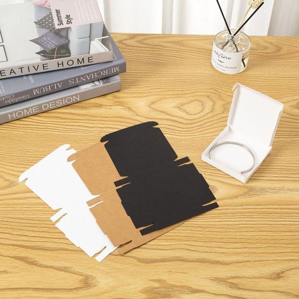 Cajas 30PCS Blanco Negro Papel Kraft Caja de regalo de joyería Paquete Titular de almacenamiento para pendientes Collar Accesorios Boda al por mayor a granel