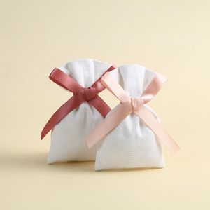 Cajas 50 piezas Bolsa de joyería de arpillera de algodón blanco con cinta personalizada puede elegir la bolsa de color de la cinta para la boda de la bolsa de regalo de dulces de Navidad