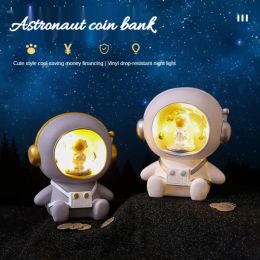 Dozen Cartoon Astronaut Piggy Bank Night Light Cool Fairy Lights Bed Lamp Toys For Children Room Decor Nieuwjaar Personaliseer Gift