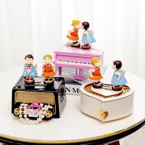 Boxes Classic Retro Radio Model Music Box Creative Cartoon Doll Storage Box Valentine's Day Boy Birthday Gift Music Decoration Antique Antique