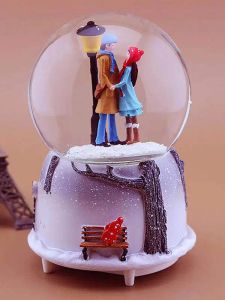 Boîtes Snow Globe Music Box Couple Crystal Ball Music Box Sky City Music Crystal Ball Gift With Colorful Lights Automatic Snowflakes