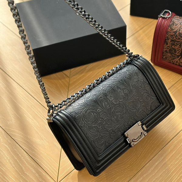 Bolso de hombro para mujer de moda para niño 25 cm Cuero de vaca Hermoso hardware en relieve Hebilla de metal Bolso de lujo Bolso cruzado con cadena Matelasse Bolso de maquillaje Bolsos de moda Sacoche