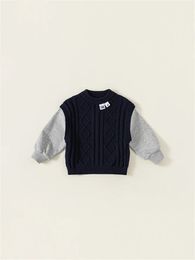 Темно-синий свитер для мальчиков, осенне-зимний детский повседневный шерстяной пуловер, трендовый свободный крой, удобный тканевый топ 231228