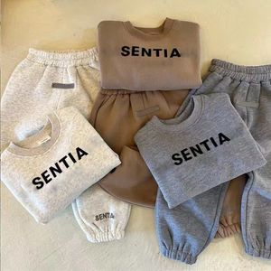 Ensemble deux pièces en peluche pour garçons et filles, pull à col rond avec lettres imprimées, pantalon pour bébé, tendance, nouvelle collection automne/hiver 2023