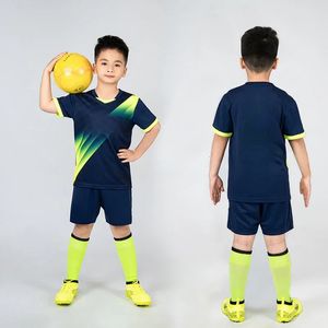 Boys Football Jersey Tracksuit Child Soccer Sports Uniforms Kids jouent à la balle Ball Sportswear Kits Gest Childrens Football Suit Socks 240318