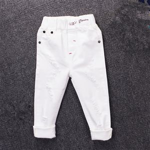 Garçons filles jean printemps et automne blanc 2021 Version coréenne mode mince taille élastique pantalon trou décontracté pantalons pour enfants 210306