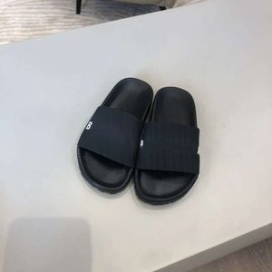 Jongensmeisjes Gedrukte slippers Kinderen Slides Casual Beach Children Letters Platform Rubberen Sandals Brand Peuter Home Shoes