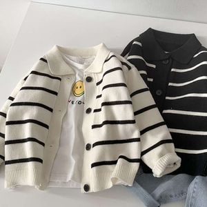 Pull à tricot pour garçons Style occidental 2022 Spring and Automne Nouveau beau manteau à rayures décontractées pour enfants L2405