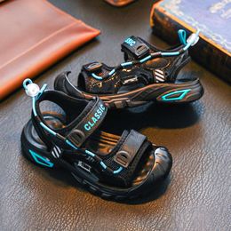 Sandales pour garçons pour les petits et moyennes enfants 2024 Nouveaux chaussures de plage de semelle douce de la mode coréenne