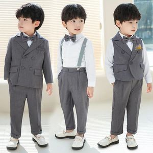 Jongenszaken voor bruiloften lente 2024 Koreaanse formele gelegenheid kinderen piano chorus performance blazer set peuter verjaardag outfits 240401