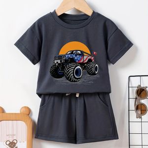 Jongens zomer 2 -stuk sportkleding Cartoon Truck Print Tracksuit Set Kinderkleding Casual T -shirt en shorts 240410
