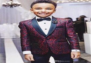 Jongens Tuxedos knappe 2 stuks Burgundy Boy Suit Formele slijtage zwarte revers met zwarte broek kinderen kinderen bruiloft smoking 1153978