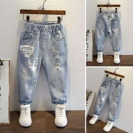 Les garçons portent le printemps et l'automne 2023 Nouveau bébé mode coréen Fit Long Pantalon pour les jeans de trou pour enfants 2-9y L2405