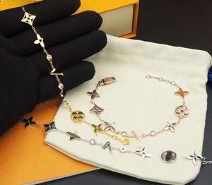 Braceles Diseñador Mujer Pequeña Flor Leer Lock Plae Gold Charm Bracele Moda para mujer Personalizar Trébol de cuatro hojas Joyería fina para