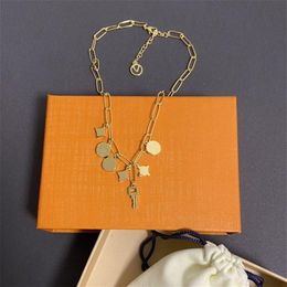 Conjuntos de pulsera y collar para mujer Diseñador Llave de oro Cadenas de flores antiguas Colgantes Joyería para mujer Collares de lujo V Pulseras 225K
