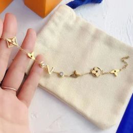 bracelet designer bracelet pour femme fleur lettre pendentif titane acier plaqué or charme bracelet mode femmes bracelets collier de luxe bijoux pour fête