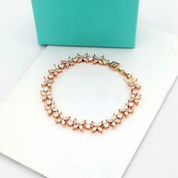 Bracelet bracelet de créateur bracelets de luxe designer diamant lettre couleur unie design femmes bracelet mode style polyvalent cadeaux de Noël grande boîte belle