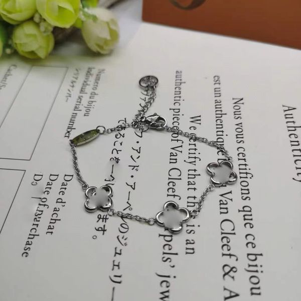 Pulsera pulsera de diseñador pulseras de lujo venta caliente moda simple ahuecada pulsera de hierba de la suerte pulsera de diseño de nicho de lujo ligero joyería de novia