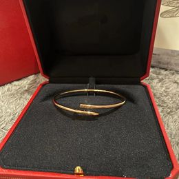 Armbandontwerper armband luxe ontwerper armband kwaliteit alfabet ontwerp valentijn cadeau nobele en elegante dames armband valentijnsdag cadeau
