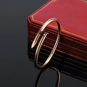 Bracelet créateur bracelets bijoux de luxe pour les femmes bangs de mode en alliage en alliage en alliage en or ne s'est jamais fondu non allergique