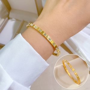 Bracelet de créateur pour femmes, bracelet de luxe INS vent classique en acier titane minimaliste transfrontalier, bracelet Fritillaria, cadeau d'anniversaire, bijoux en gros