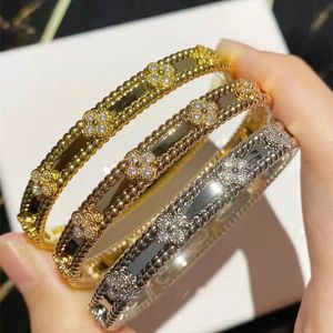 Bracelet Designer Four Blover Bracelet 18K Gold plaqué argent de haute qualité bracelet Femmes Europe America Fashion Bangle Mariage de mariage Cadeaux de la Saint-Valentin