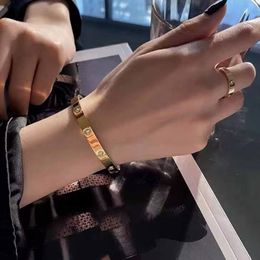 Bracelet Designer Femmes Designer Bijoux Bracelet en acier inoxydable pour femmes Luxury High Quality 18k Placing Gold Bracelets Bangle Girls Designer Bijoux