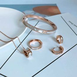 Pendientes de pulseras Collar de 18 kgp color de oro rosa titanio acero marea pareja anillos de collar pendientes pulseras de la mano 316l juego de joyería inoxidable