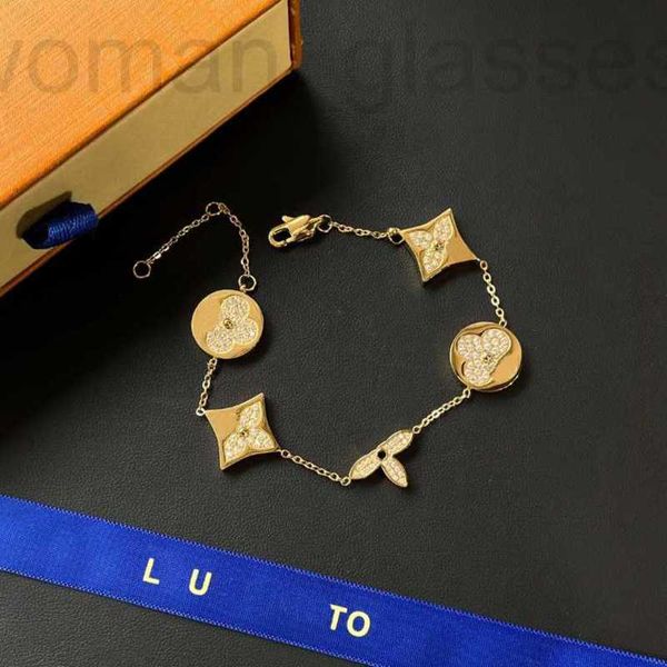 Bracelet, boucles d'oreilles Collier Designer Designer Set 18k Gold Stamp Bracelet Marque Filles Cadeau Bijoux Bague Romantique Amour Perle Stud Boîte Printemps Accessoires 8USU